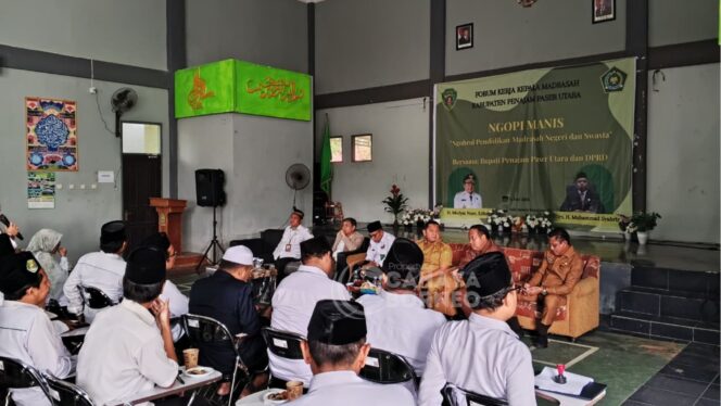 
					Foto: Bupati PPU bersama Kadis Disdikpora PPU, Andi Singkkeru, dan guru (Dok: CahayaBorneo/AJI)