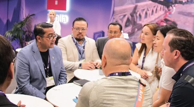 Foto: Menteri Pariwisata dan Ekonomi Kreatif (Menparekraf) RI, Teuku Riefky dalam ajang Gamescom 2025 yang digelar di Cologne, Jerman (Dok. Instagram/@ekraf.ri)