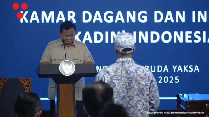 
					Foto : Tangkapan layar Presiden Prabowo Subianto memberikan pengarahan sekaligus melepas keberangkatan anggota Kamar Dagang dan Industri (KADIN) Indonesia yang akan mengikuti kegiatan retreat di Magelang (Dok. Youtube/@SekretariatPresiden)