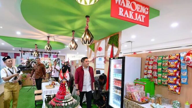 
					Foto: Sekretaris Kabinet (Seskab) Teddy Indra Wijaya saat melihat Lomba Dekorasi Ruangan  di lingkungan Kantor Sekretariat Kabinet (Dok. Instagram/@sekretariat.kabinet)