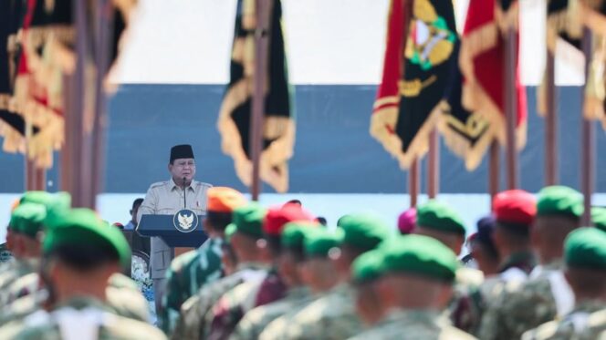 
					Foto: Presiden Prabowo Subianto memimpin Upacara Gelar Pasukan Operasional dan Kehormatan Militer (Dok. Instagram/@presidenrepublikindonesia)
