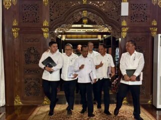Foto: Presiden Prabowo Subianto secara mendadak memanggil sejumlah Menteri Kabinet Merah Putih dan beberapa kepala lembaga ke kediaman pribadinya di Hambalang, Kabupaten Bogor, Jawa Barat, pada Selasa, 19 Agustus 2025 (Dok. Instagram/sekretariat.kabinet)