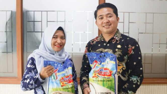 
					Foto: Dukungan ASN menyambut kebijakan Pemerintah Daerah (Pemda) yang mewajibkan konsumsi beras lokal hasil pertanian daerah sendiri (Dok. Humas PPU)