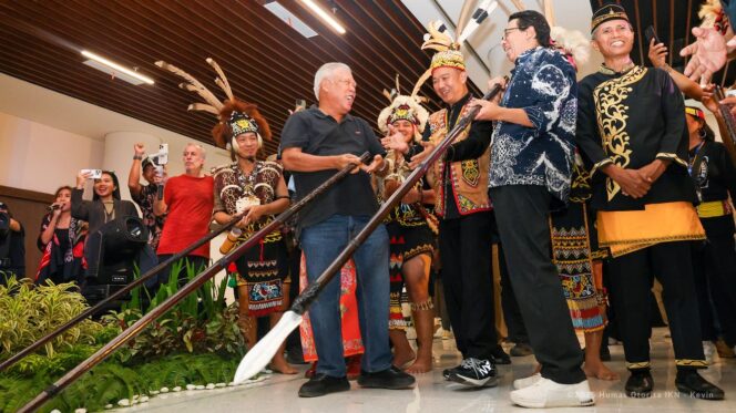
					Foto: Kepala Otorita Ibu Kota Nusantara (IKN), Basuki Hadimuljono, secara resmi membuka Festival Sumpit 2025 (Dok. Humas OIKN)