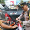 Foto: Penajam Paser Utara (PPU) melaksanakan aksi simpatik dengan membagikan dan memasang Bendera Merah Putih kepada para pengendara di Km 09 Kelurahan Nipah-Nipah (Dok. Polres PPU)