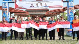 Foto: Pemerintah Kabupaten Penajam Paser Utara (PPU) menggelar aksi pembagian bendera Merah Putih kepada para pengguna jalan (Dok. Humas PPU)