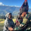 Foto: Tim Kesehatan Satgas Yonif 614/RJP memberikan pelayanan kesehatan gratis di Pos Popome, Distrik Mokoni, Kabupaten Lanny Jaya, Papua Pegunungan (Dok. Pendam VI/Mlw)