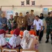 Foto: Penyaluran makanan bergizi bagi siswa-siswi SDN Kasiau Raya di Kecamatan Murung Pudak, Kabupaten Tabalong, Kalimantan Selatan (Dok. PEP)