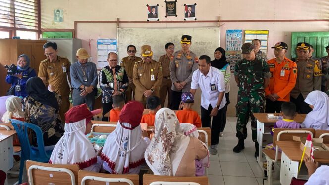 
					Foto: Penyaluran makanan bergizi bagi siswa-siswi SDN Kasiau Raya di Kecamatan Murung Pudak, Kabupaten Tabalong, Kalimantan Selatan (Dok. PEP)