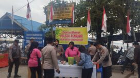 Foto: Polsek dan Bhayangkari Ranting Penajam membagikan nasi kuning (Dok. Polres PPU)