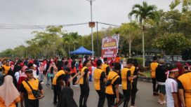 Foto: Polres Penajam Paser Utara (PPU) bersama Pemerintah Kabupaten PPU, Perum Bulog, dan masyarakat menggelar olahraga bersama yang berlangsung meriah pada Sabtu (9/8/2025) pagi di area Saturday Free Day (Dok. Polres PPU)