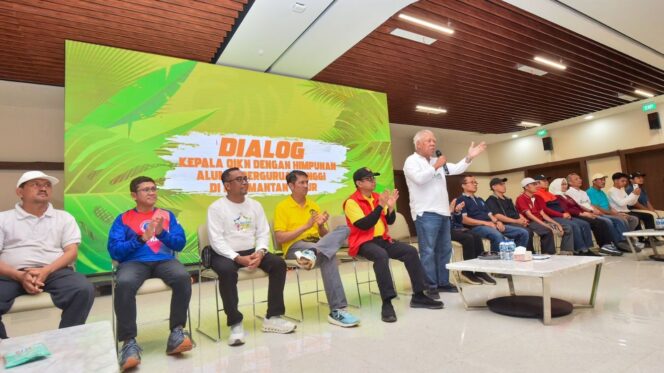 
					Foto: dialog bersama Kepala OIKN, Basuki Hadimuljono dengan anggota organisasi Alumni Perguruan Tinggi Negeri dan Swasta Kalimantan Timur (Dok. Humas OIKN)