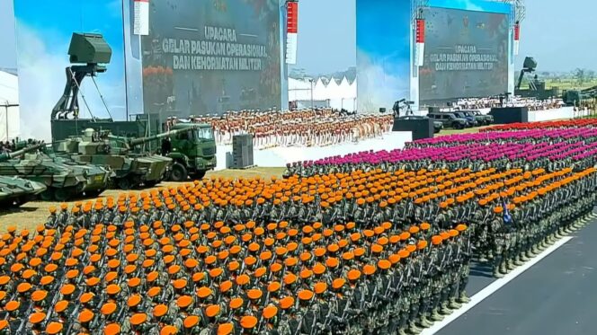 
					Foto: Upacara Gelar Pasukan Operasional dan Kehormatan Militer yang digelar di Lapangan Udara Suparlan, Pusdiklatpassus, Batujajar, Kabupaten Bandung Barat (Dok. Pendam VI/Mlw)