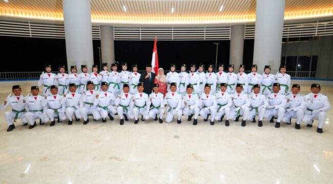 Foto: Pembacaan Ikrar Putra Indonesia oleh Pembina Upacara, Basuki Hadimuljono selaku Kepala Otorita IKN dalam momen pengukuhan Paskibraka Ibu Kota Nusantara (Dok. Humas OIKN)