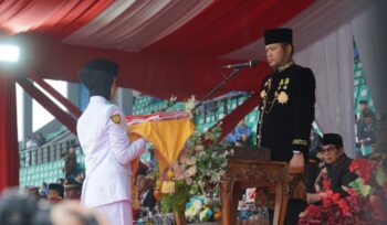  Foto: Upacara Detik-Detik Proklamasi yang digelar secara khidmat di Lapangan Gelora Kadrie Oening, Jalan K.H. Wahid Hasyim, Samarinda (Dok. Pendam VI/Mlw)