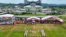 Foto: Suasana khidmat upacara pengibaran bendera merah putih dalam rangka Hari Kemerdekaan RI ke-80 di Plaza Seremoni KIPP IKN (Dok. Humas OIKN)