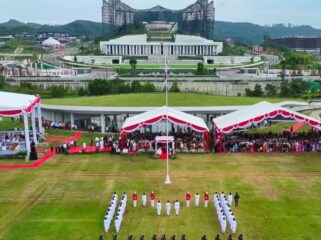 Foto: Suasana khidmat upacara pengibaran bendera merah putih dalam rangka Hari Kemerdekaan RI ke-80 di Plaza Seremoni KIPP IKN (Dok. Humas OIKN)