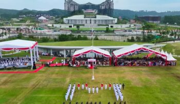 Foto: Suasana khidmat upacara pengibaran bendera merah putih dalam rangka Hari Kemerdekaan RI ke-80 di Plaza Seremoni KIPP IKN (Dok. Humas OIKN)