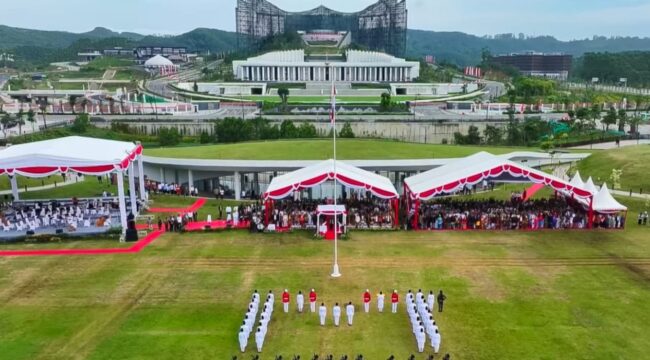 Foto: Suasana khidmat upacara pengibaran bendera merah putih dalam rangka Hari Kemerdekaan RI ke-80 di Plaza Seremoni KIPP IKN (Dok. Humas OIKN)