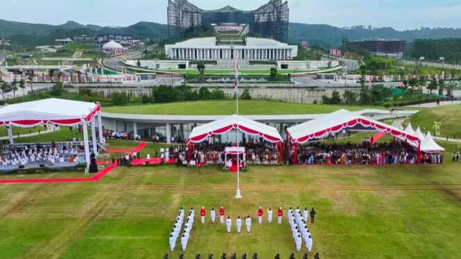 
					Foto: Suasana khidmat upacara pengibaran bendera merah putih dalam rangka Hari Kemerdekaan RI ke-80 di Plaza Seremoni KIPP IKN (Dok. Humas OIKN)