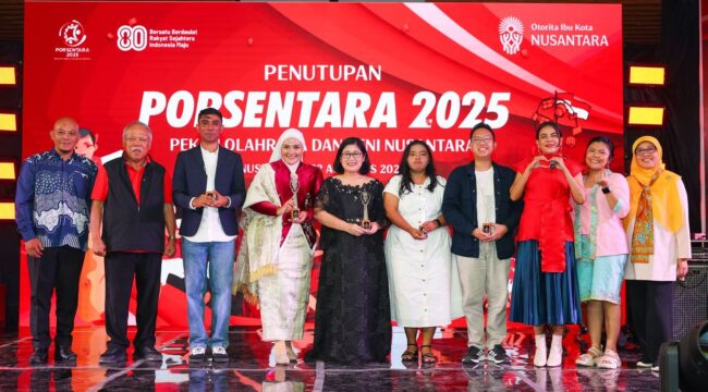 Foto: Pemenang Nusantara Idol berfoto bersama Kepala Otorita IKN, Basuki Hadimuljono, serta dewan juri yaitu Nowela (Indonesian Idol ke-8), Dewi Juliandra (Coach Vocal) dan Hendra Yanuar (Musisi) (Dok. Humas OIKN)
