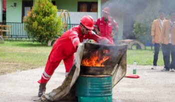 Foto: PT Pertamina EP (PEP) Sangatta Field menggelar sosialisasi penanganan kebakaran skala rumah tangga bagi warga Desa Sangkima, Kecamatan Sangatta Selatan, Kabupaten Kutai Timur pada akhir Juli lalu (Dok. PEP)