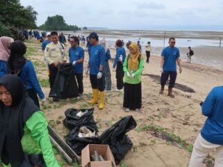 Foto: PT Pertamina EP (PEP) Sangatta Field mengadakan aksi bersih pantai (coastal clean-up) dan penanaman mangrove di kawasan pesisir Teluk Lombok (Dok. PEP)