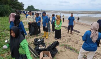 Foto: PT Pertamina EP (PEP) Sangatta Field mengadakan aksi bersih pantai (coastal clean-up) dan penanaman mangrove di kawasan pesisir Teluk Lombok (Dok. PEP)