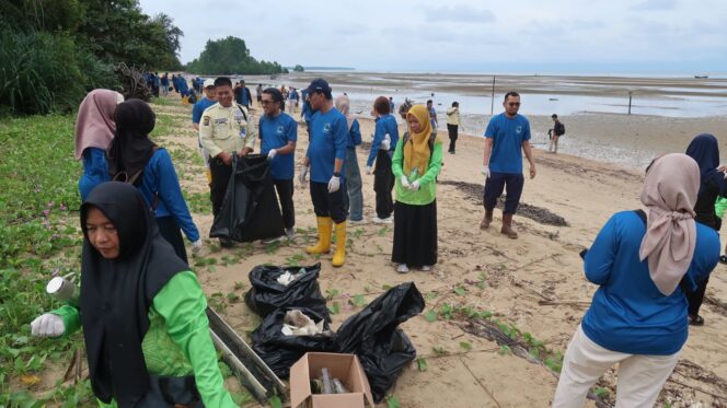 
					Foto: PT Pertamina EP (PEP) Sangatta Field mengadakan aksi bersih pantai (coastal clean-up) dan penanaman mangrove di kawasan pesisir Teluk Lombok (Dok. PEP)
