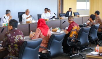 Foto: Pertemuan Kepala Otorita IKN, Basuki Hadimuljono dengan General Manager PT PLN UID Kaltimra, Muchamad Chaliq Fadli beserta jajaran di Kantor Otorita IKN (Dok. Humas OIKN)