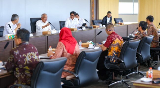 Foto: Pertemuan Kepala Otorita IKN, Basuki Hadimuljono dengan General Manager PT PLN UID Kaltimra, Muchamad Chaliq Fadli beserta jajaran di Kantor Otorita IKN (Dok. Humas OIKN)
