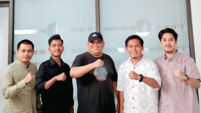 
					Foto: Anggota DPRD Provinsi Kalimantan Timur, Agusriansyah Ridwan, bersama para pemuda kreatif Kaltim (Dok. Istimewa)