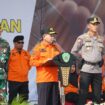 Foto: Sekretaris Daerah (Sekda) Kabupaten Penajam Paser Utara (PPU), Tohar, memimpin Apel Gelar Pasukan dan Peralatan Penanggulangan Bencana Tahun 2025 (Dok. Humas PPU)