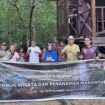 Foto: Disbudpar PPU bersama masyarakat melakukan aksi tanam pohon mangrove (Dok. CahayaBorneo/DMS)

 