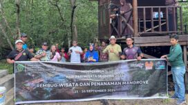 Foto: Disbudpar PPU bersama masyarakat melakukan aksi tanam pohon mangrove (Dok. CahayaBorneo/DMS)

 