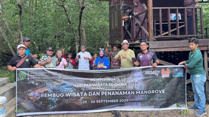 
					Foto: Disbudpar PPU bersama masyarakat melakukan aksi tanam pohon mangrove (Dok. CahayaBorneo/DMS)

 