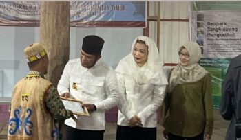 Foto: Gubernur Kaltim, Rudy Mas’ud saat mengunjungu kampung Merabu (Dok. Instagram/@dinaspariwisatakaltim)