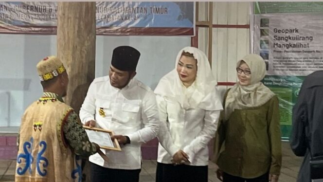 
					Foto: Gubernur Kaltim, Rudy Mas’ud saat mengunjungu kampung Merabu (Dok. Instagram/@dinaspariwisatakaltim)