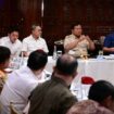 Foto: Presiden Prabowo Subianto memimpin rapat bersama sejumlah menteri Kabinet Merah Putih di kediaman pribadinya, Jalan Kertanegara, Jakarta, pada Minggu petang, 28 September 2025 (Dok. BPMI Setpres)