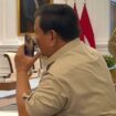 Foto: Presiden Republik Indonesia, Prabowo Subianto, berbincang langsung dengan Emir Qatar, Yang Mulia Sheikh Tamim bin Hamad Al-Thani, melalui sambungan telepon (Dok. BPMI Setpres)