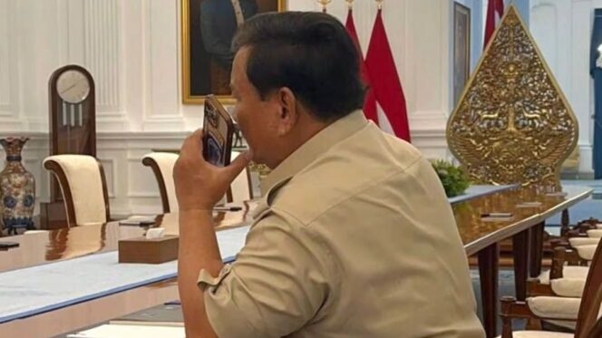 
					Foto: Presiden Republik Indonesia, Prabowo Subianto, berbincang langsung dengan Emir Qatar, Yang Mulia Sheikh Tamim bin Hamad Al-Thani, melalui sambungan telepon (Dok. BPMI Setpres)