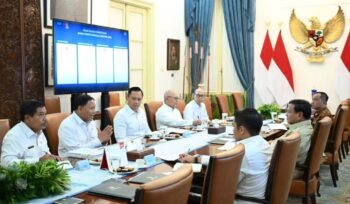 Foto: Presiden Prabowo Subianto menggelar pertemuan dengan Menteri Koordinator Bidang Infrastruktur dan Pembangunan Kewilayahan serta Kepala Badan Otorita Pengelola Pantai Utara Jawa (Dok. Instagram/@sekretariat.kabinet)