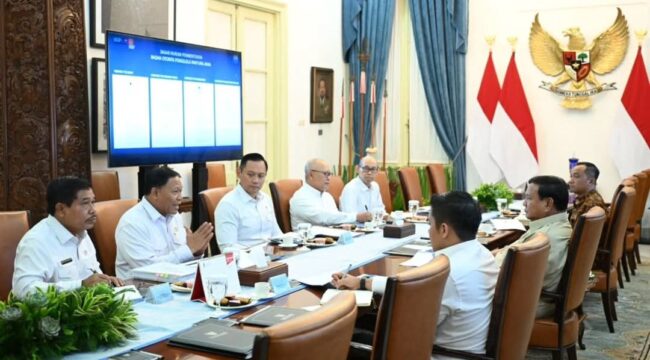 Foto: Presiden Prabowo Subianto menggelar pertemuan dengan Menteri Koordinator Bidang Infrastruktur dan Pembangunan Kewilayahan serta Kepala Badan Otorita Pengelola Pantai Utara Jawa (Dok. Instagram/@sekretariat.kabinet)