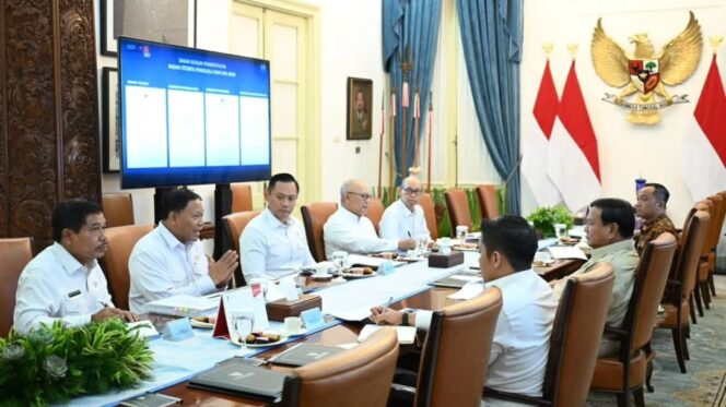 
					Foto: Presiden Prabowo Subianto menggelar pertemuan dengan Menteri Koordinator Bidang Infrastruktur dan Pembangunan Kewilayahan serta Kepala Badan Otorita Pengelola Pantai Utara Jawa (Dok. Instagram/@sekretariat.kabinet)
