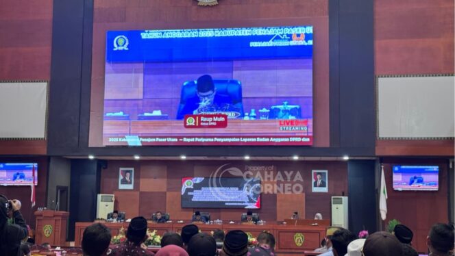 
					Foto: Rapat Paripurna DPRD PPU, terkait dengan penyampaian laporan Badan Anggaran DPRD dan persetujuan bersama Bupati terhadap anggaran Rancangan Peraturan Daerah (Perda) tentang Perubahan Anggaran Pendapatan dan Belanja Daerah Tahun Anggaran 2025 Kabupaten PPU. (Dok: CahayaBorneo/AJI)