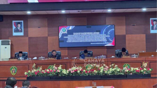 
					Foto: Rapat Paripurna DPRD PPU, terkait dengan penyampaian laporan Badan Anggaran DPRD dan persetujuan bersama Bupati terhadap anggaran Rancangan Peraturan Daerah (Perda) tentang Perubahan Anggaran Pendapatan dan Belanja Daerah Tahun Anggaran 2025 Kabupaten PPU. (Dok: CahayaBorneo/AJI)