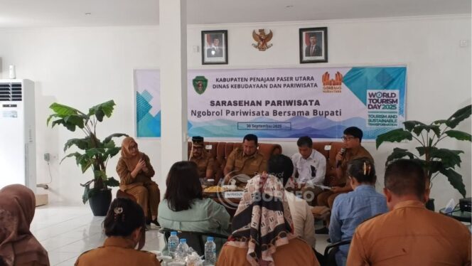 
					Foto: Bupati PPU, Mudyat Noor, ngobrol bersama Disbudpar PPU dan jajaran instansi terkait. (Dok: CahayaBorneo/AJI)
