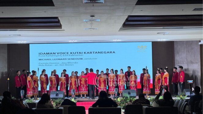 
					Foto: Penampilan salah satu peserta, yaitu Idamanan Voice yang berasal dari Kutai Kartanegara (Dok. CahayaBorneo/DMS)