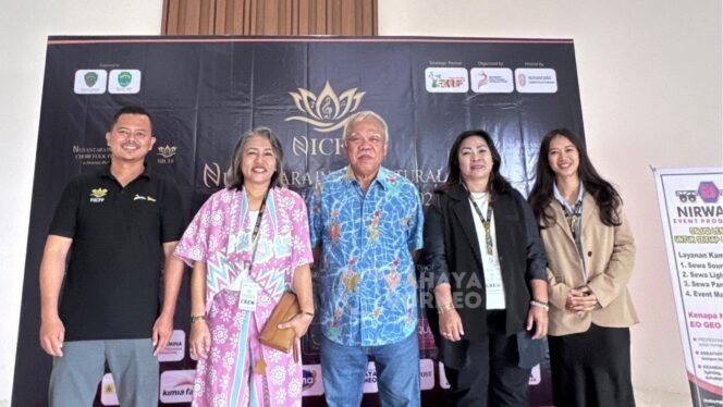 
					Foto: Kepala Otorita Ibu Kota Nusantara (IKN), Basuki Hadimuljono bersama panitia NICFF 2025 (Dok. CahayaBorneo/DMS)