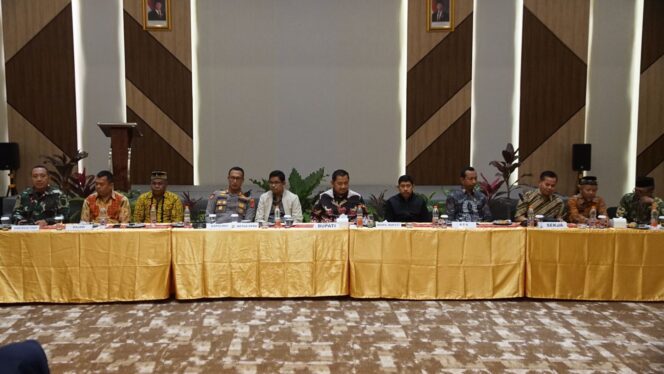 
					Foto: Eapat koordinasi Pemerintah Kabupaten Penajam Paser Utara (PPU) bersama jajaran Forum Komunikasi Pimpinan Daerah (Forkopimda) (Dok. Humas PPU)